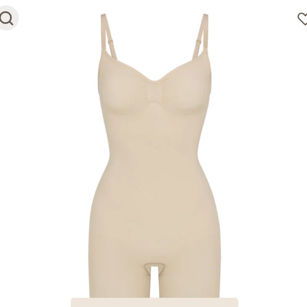 Skims SEAMLESS SCULPT
MID THIGH BODYSUIT NWOT Sand